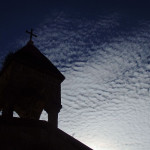 Dadivank – monastyr w wąskiej dolinie w świetle latarek i wschodzącego słońca.